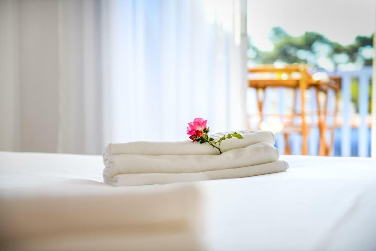 Les Vagues Hotel Restaurant บิสการ์รอส-ปลาจ ภายนอก รูปภาพ